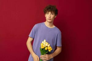 pervertido cara segurando uma amarelo ramalhete do flores roxa Camisetas estilo de vida inalterado foto