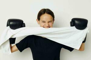 Atlético mulher dentro boxe luvas dentro Preto calça e uma camiseta isolado fundo foto