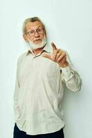 foto do aposentado velho homem desgasta óculos dentro camisas luz fundo