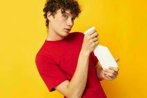 retrato do uma jovem encaracolado homem detergentes casa Cuidado posando isolado fundo inalterado foto