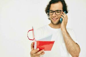 bonito homem falando em a telefone vermelho bloco de anotações isolado fundo foto