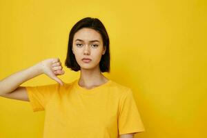 lindo menina dentro uma amarelo camiseta juventude estilo casual estilo de vida inalterado foto