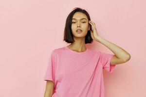 jovem lindo mulher verão estilo Rosa t camisa estúdio estilo de vida inalterado foto