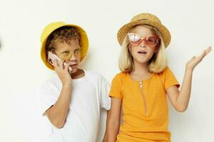 engraçado crianças vestindo chapéus moda telefone selfie comunicação foto