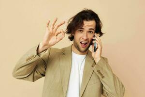 atraente homem dentro uma terno posando emoções falando em a telefone estilo de vida inalterado foto