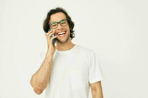 bonito homem falando em a telefone tecnologias estilo de vida inalterado foto