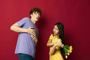 retrato do uma homem e uma mulher uma ramalhete do amarelo flores Sediada amizade estilo de vida inalterado foto