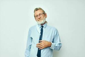 velho homem dentro camisa com gravata médico mascarar segurança luz fundo foto