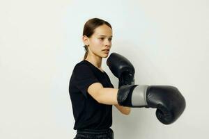 foto bonita menina dentro boxe luvas dentro Preto calça e uma camiseta ginástica Treinamento