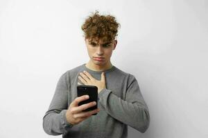 bonito cara olhando às a telefone moda estilo de vida inalterado foto