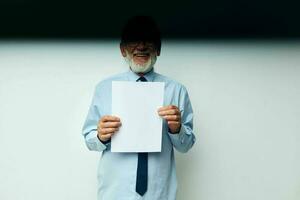 idosos homem segurando documentos com uma Folha do papel luz fundo foto