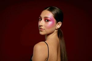 retrato do lindo jovem mulher Preto t camisa Rosa Maquiagem cosméticos moda fechar-se inalterado foto