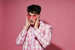 uma jovem homem xadrez blazer Rosa óculos moda moderno estilo Rosa fundo inalterado foto