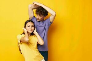 retrato do uma homem e uma mulher casual roupas posando emoções palhaçadas amarelo fundo inalterado foto