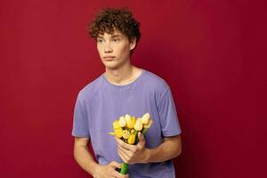 pervertido cara segurando uma amarelo ramalhete do flores roxa Camisetas isolado fundo inalterado foto