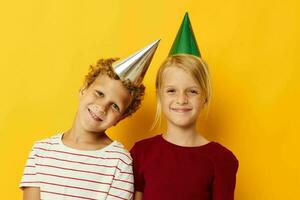 dois alegre crianças Diversão aniversário feriado emoções isolado fundo foto