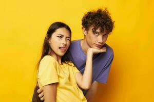 fofa jovem casal dentro colorida Camisetas posando amizade Diversão isolado fundo inalterado foto