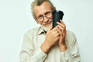 Senior homem segurando uma café copo foto