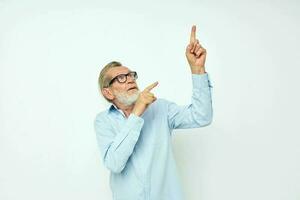 Senior grisalho homem dentro camisa e óculos posando emoções isolado fundo foto