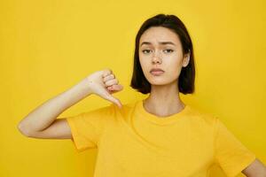 curto cabelos morena dentro uma amarelo camiseta juventude estilo casual isolado fundo foto