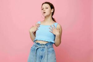 retrato do uma jovem mulher azul t camisa mão gestos emoção isolado fundos inalterado foto