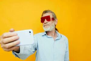 idosos homem moda vermelho óculos telefone selfie tecnologia foto