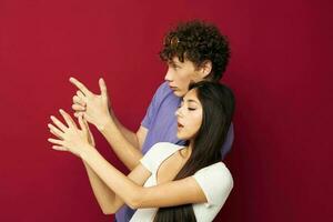 jovem homem e menina juntos amizade Diversão isolado fundo foto