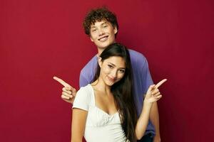 agradável cara e menina mão gesto Diversão amizade isolado fundo foto