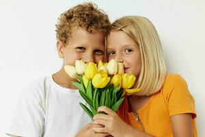 fofa pré escola crianças feriado amizade com uma presente amarelo flores estilo de vida inalterado foto