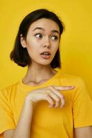 foto bonita menina amarelo camiseta verão estilo mão gesto isolado fundo