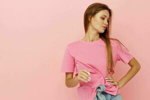 retrato do uma jovem mulher grandes Penteado dentro Rosa Camisetas estilo de vida inalterado foto