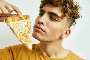 atraente homem pizza lanche velozes Comida estilo de vida inalterado foto