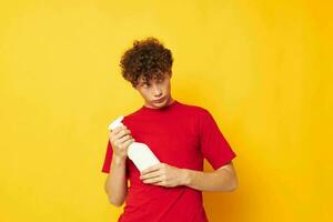 jovem cabelo encaracolado homem detergente posando emoção estilo de vida inalterado foto