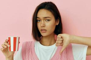 lindo menina com uma vidro dentro mão verão estilo Rosa t camisa isolado fundo foto