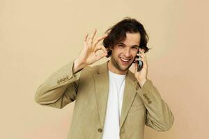 atraente homem comunicação de telefone bege terno elegante estilo estilo de vida inalterado foto