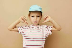 pequeno menina dentro azul cápsulas listrado camiseta emoções estilo de vida inalterado foto