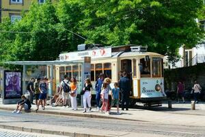 porto, Portugal famoso eléctrico dentro histórico cidade, arquitetura do velho cidade. foto