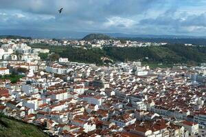 a cidade do Nazare dentro Portugal, a símbolo do surf. litoral e Visão a partir de acima em a cidade. turista Lugar, colocar com grande ondas. foto