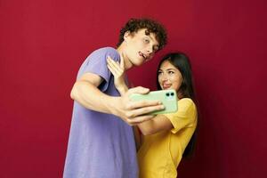 jovem homem e menina moderno estilo emoções Diversão telefone isolado fundo foto