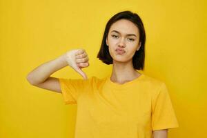 jovem mulher dentro uma amarelo camiseta juventude estilo casual estilo de vida inalterado foto