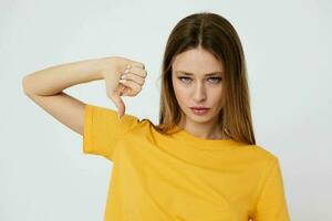 alegre mulher dentro uma amarelo camiseta e jeans calção juventude estilo luz fundo foto