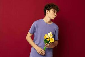 uma jovem homem vermelho cabelo dentro casual vestem ramalhete do flores presente estilo de vida inalterado foto