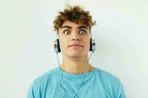 atraente homem dentro fones de ouvido música emoções estilo de vida inalterado foto