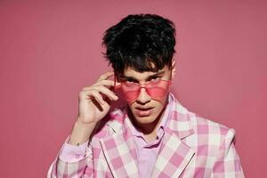 foto do romântico jovem namorado auto confiança Rosa xadrez blazer moda posando Rosa fundo inalterado