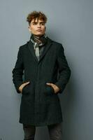 bonito cara Preto casaco posando moda estilo de vida inalterado foto