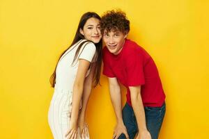 adolescentes amizade posando abraços juntos amarelo fundo inalterado foto