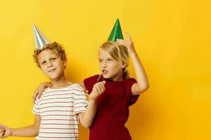 fofa à moda crianças Diversão aniversário feriado emoções isolado fundo foto