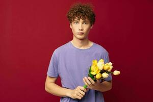 adolescente vermelho cabelo dentro casual vestem ramalhete do flores presente estilo de vida inalterado foto