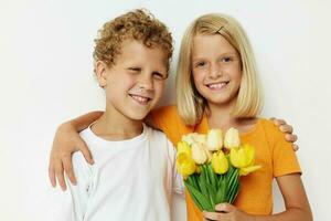 dois alegre crianças Diversão aniversário presente surpresa ramalhete do flores isolado fundo inalterado foto