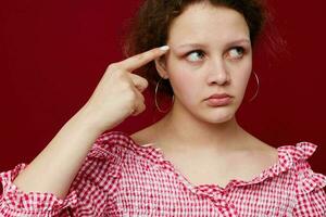 emocional mulher gesticulando com dela mãos fechar-se foto